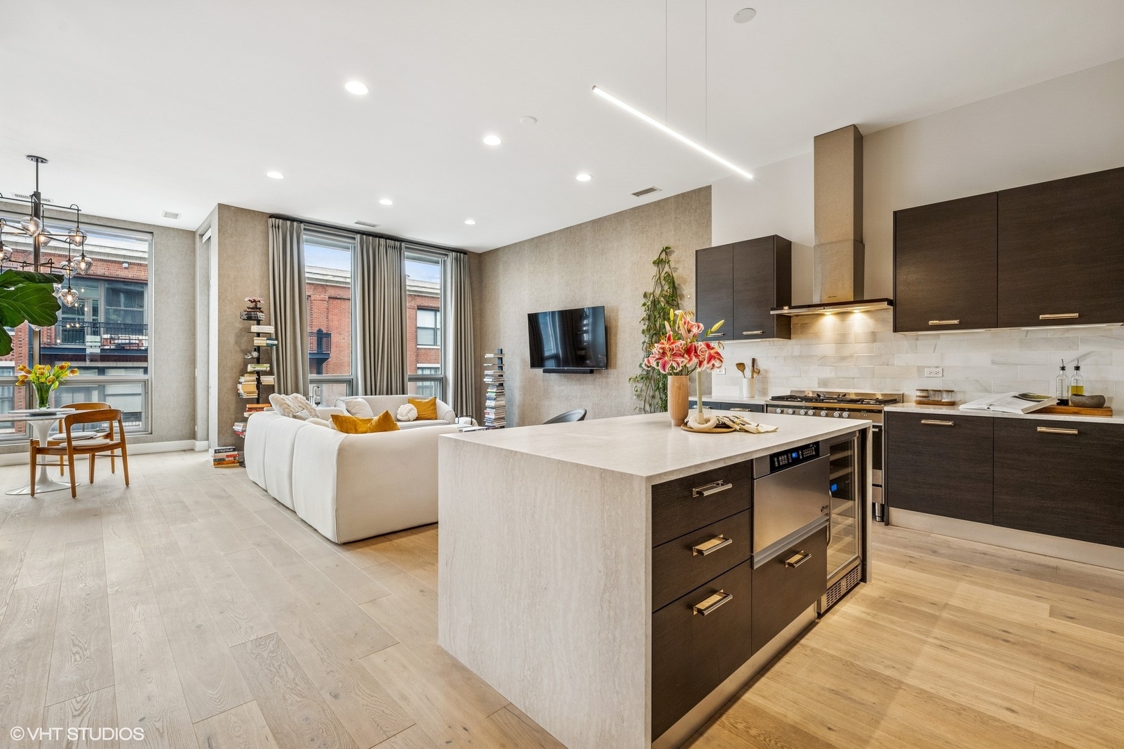 122 South Aberdeen Street, Unit 4S Chicago, IL 60607 - Photo 2 of 26 a kitchen with a stove and a refrigerator