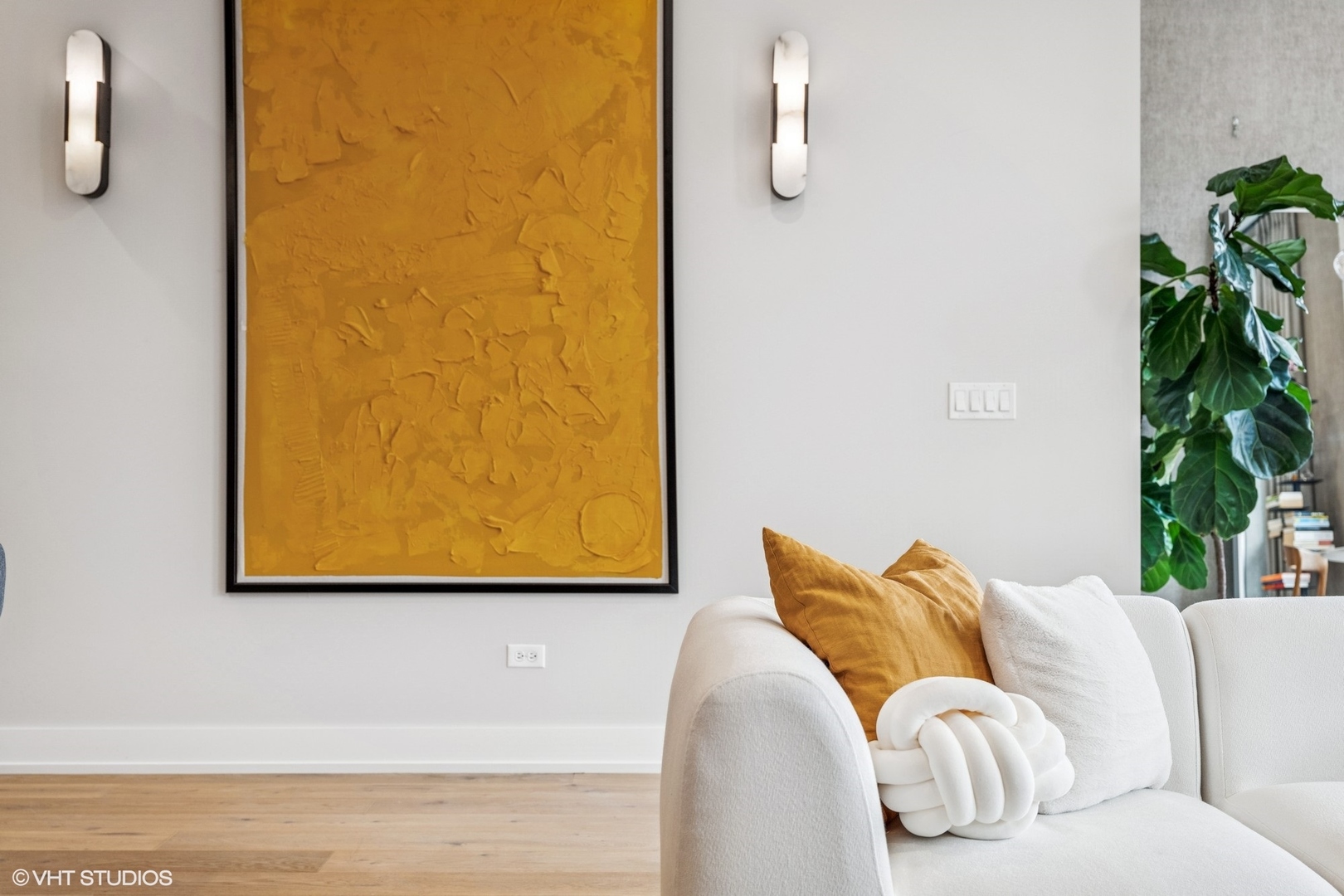 122 South Aberdeen Street, Unit 4S Chicago, IL 60607 - Photo 5 of 26 a living room with a couch