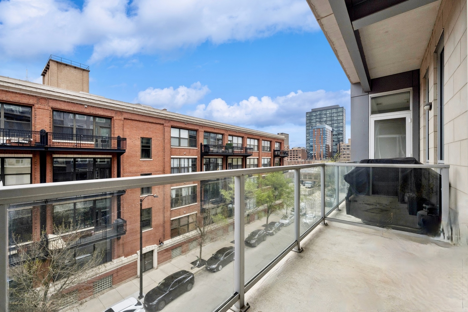 122 South Aberdeen Street, Unit 4S Chicago, IL 60607 - Photo 8 of 26 a view of a building from a balcony