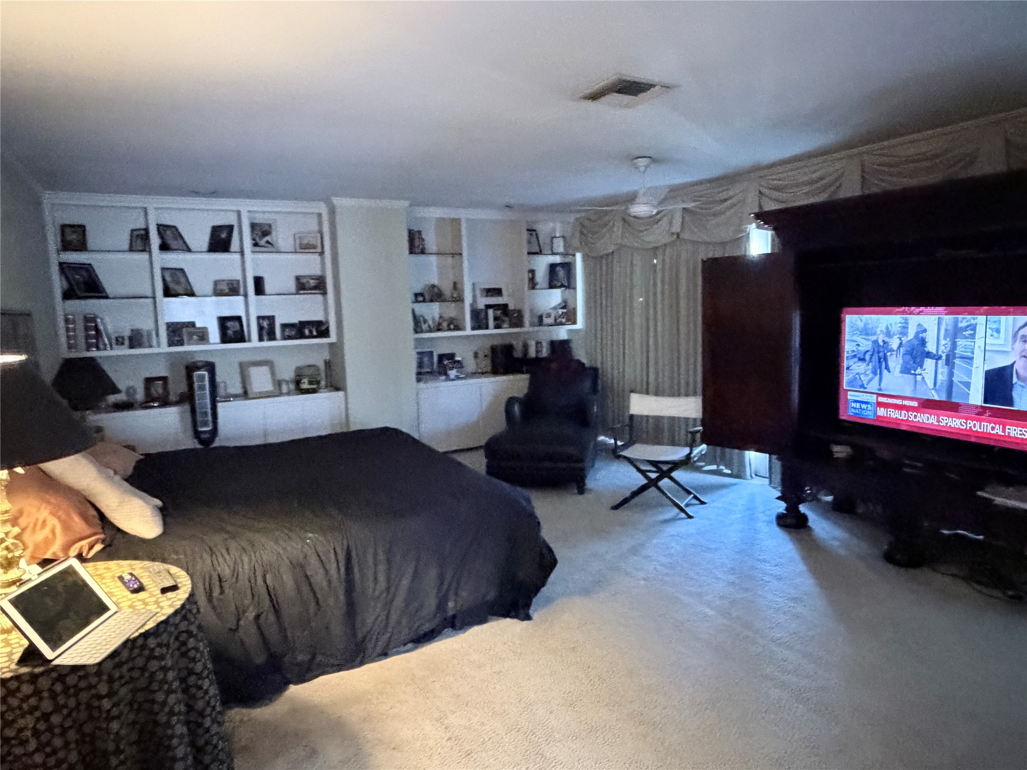 1499 Potomac Drive Houston, TX 77057 - Photo 20 of 21 a living room with furniture and a flat screen tv