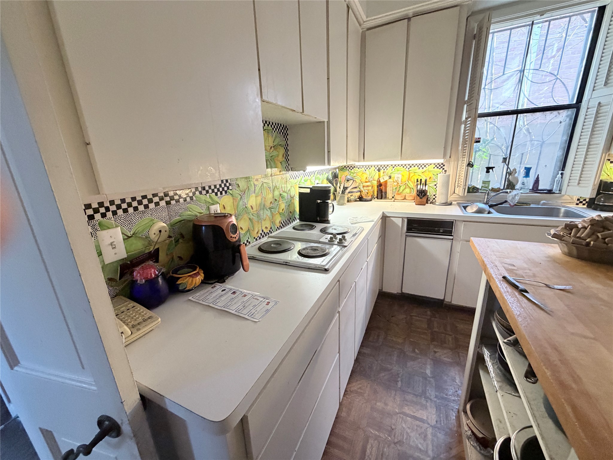 1499 Potomac Drive Houston, TX 77057 - Photo 7 of 21 a kitchen that has a sink and a stove
