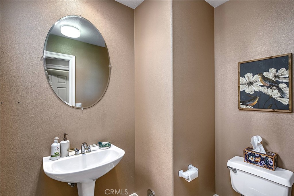 24932 Normans Way Calabasas, CA 91302 - Photo 26 of 63 a bathroom with a toilet a sink and mirror