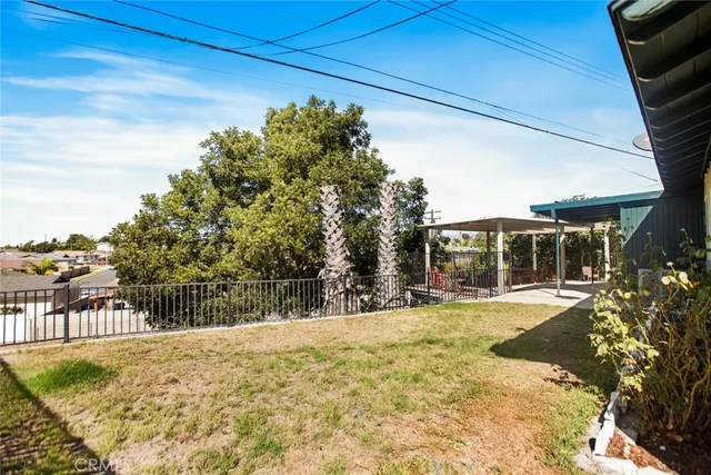 a view of a house with a backyard