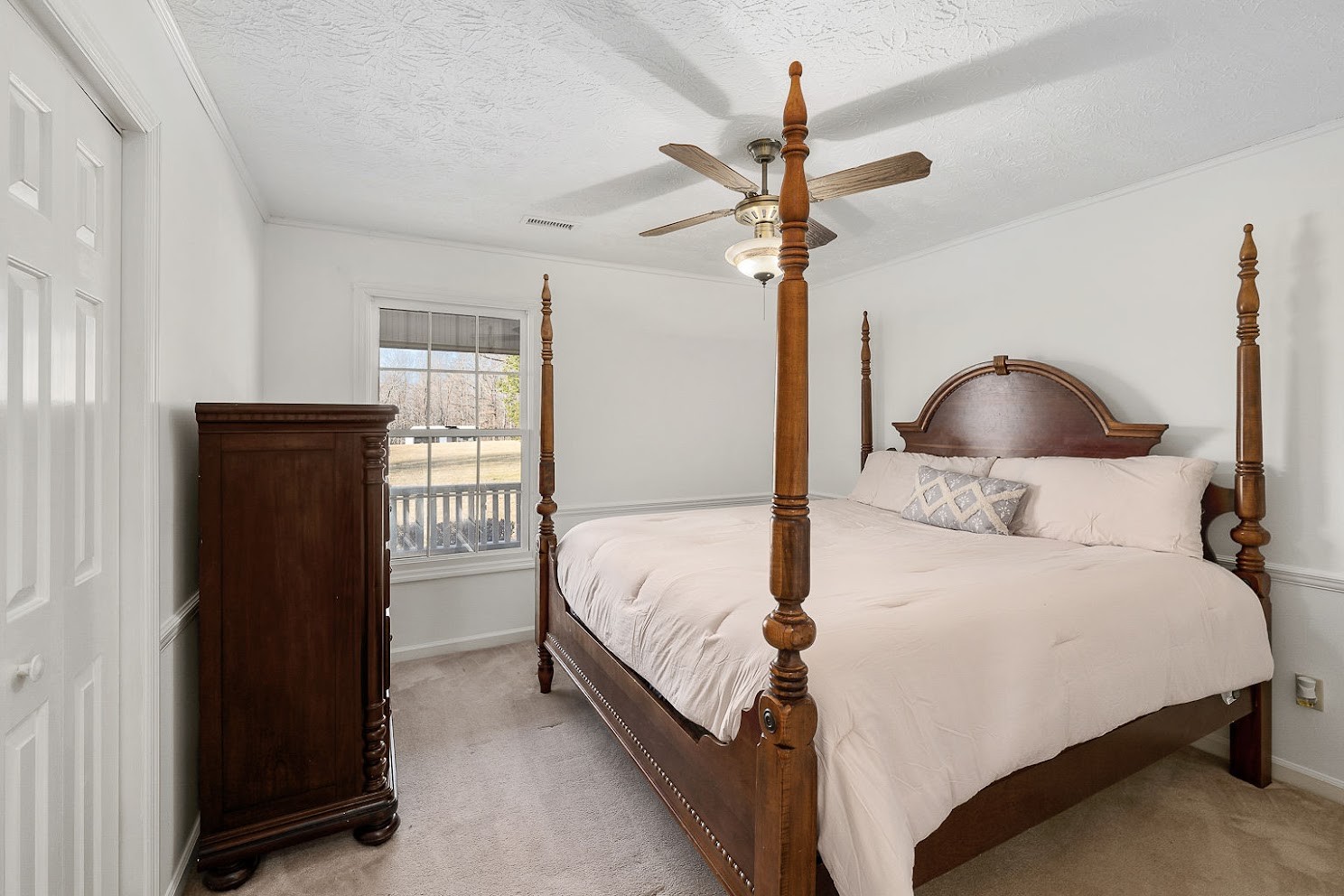 416 O'Neal Road Livingston, TN 38570 - Photo 12 of 22 a bedroom with a bed and a lamp