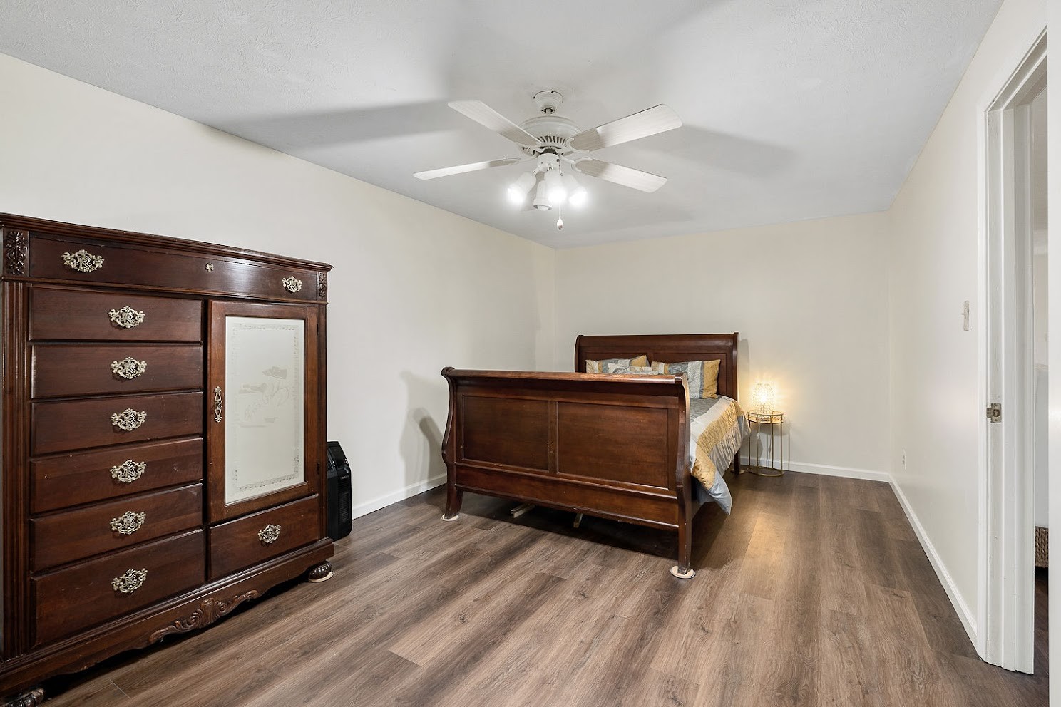 416 O'Neal Road Livingston, TN 38570 - Photo 18 of 22 a living room with a bed and a ceiling fan