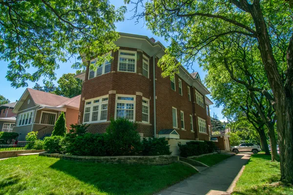 $2,950 | 2247 West Estes Avenue, Unit 1, Chicago, IL 60645