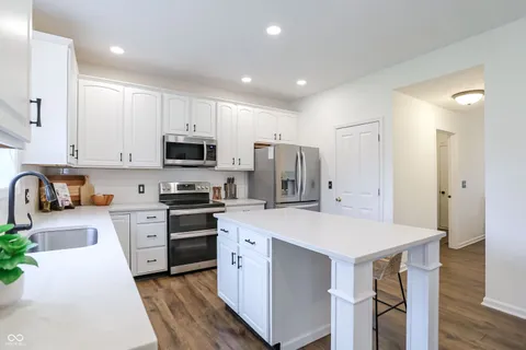 $695,000 | 4229 Greenthread Drive, Zionsville, IN 46077