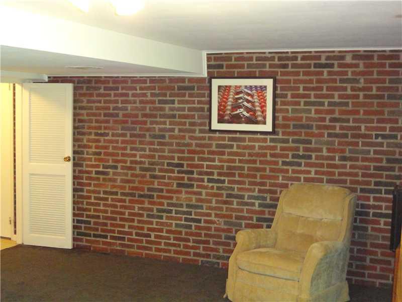 171 North Jamestown Road Coraopolis, PA 15108 - Photo 16 of 22 Den/Family/Great Room.