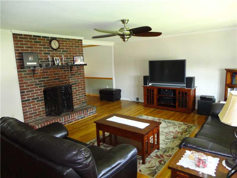 171 North Jamestown Road Coraopolis, PA 15108 - Photo 19 of 22 Living Room.