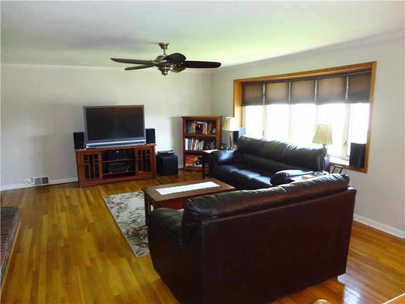 171 North Jamestown Road Coraopolis, PA 15108 - Photo 8 of 22 Living Room.