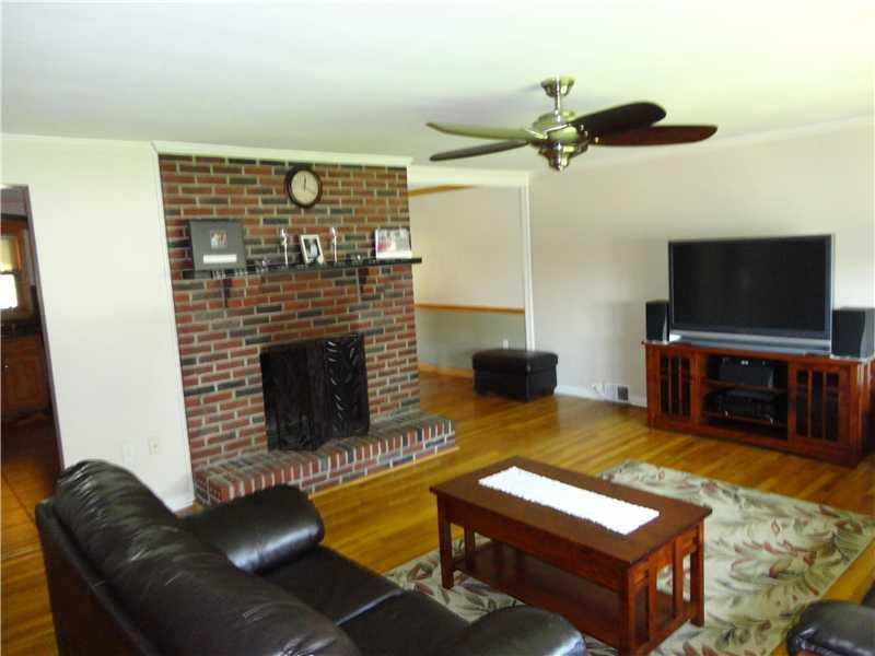 171 North Jamestown Road Coraopolis, PA 15108 - Photo 10 of 22 Living Room.