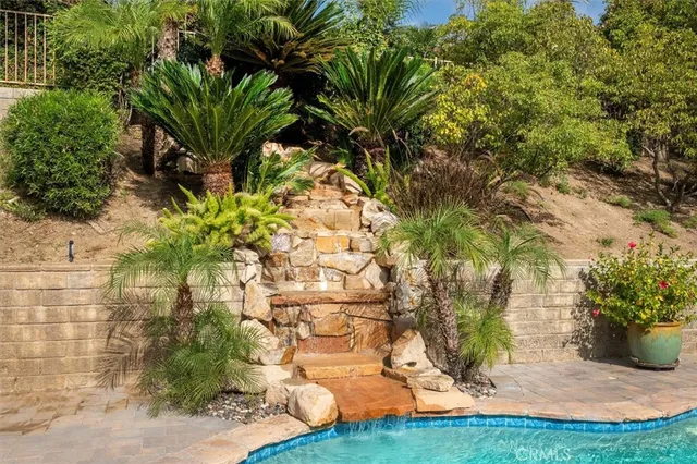 a view of a yard in front of the house