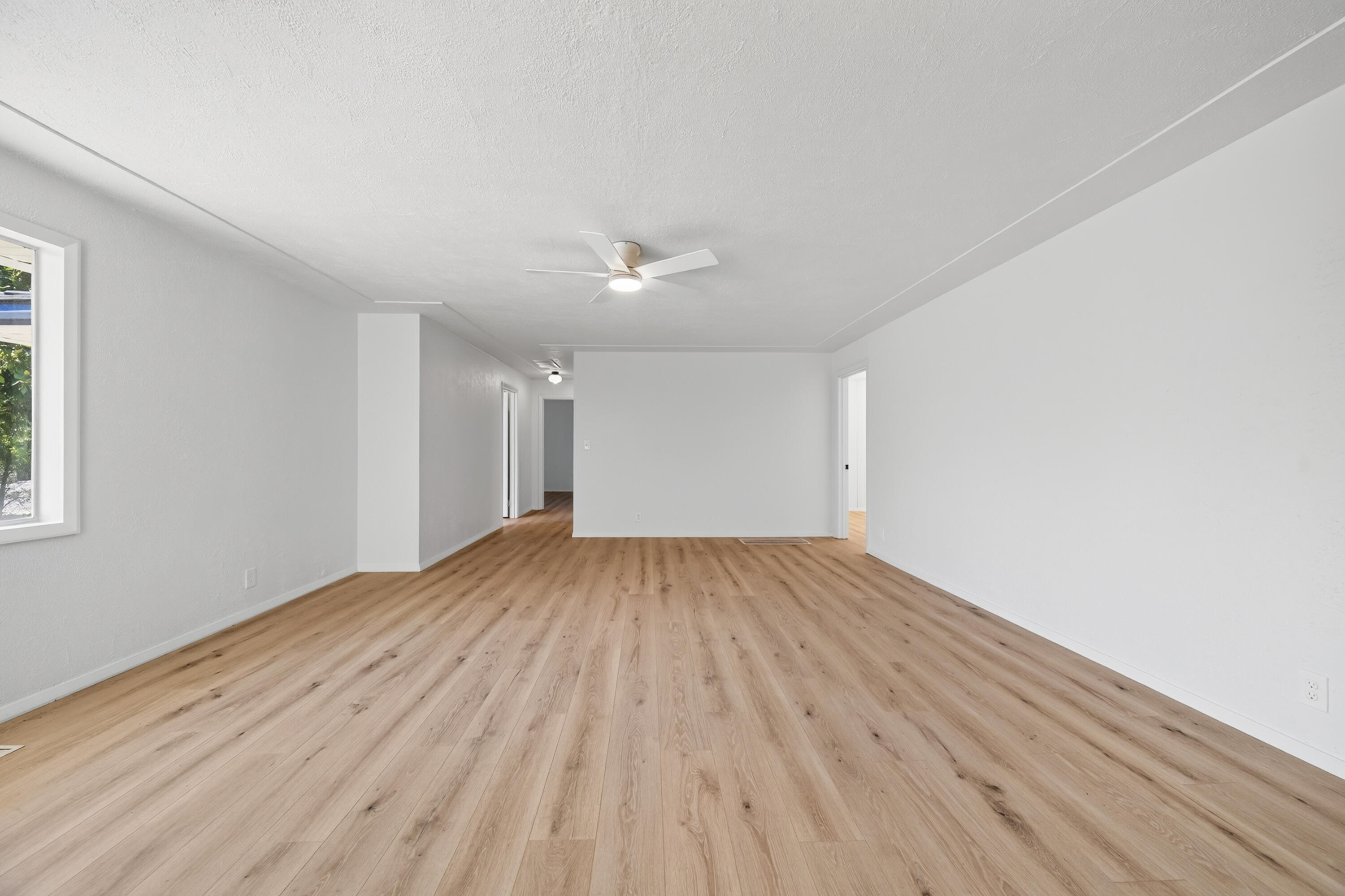 6851 Airport Road Redding, CA 96002 - Photo 5 of 26 Living Room