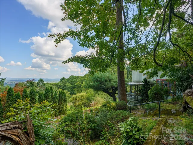a view of a house with backyard and porch
