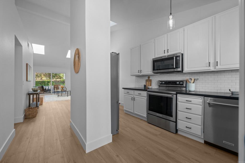 17823 Avenida Alozdra San Diego, CA 92128 - Photo 8 of 28 a kitchen with cabinets and appliances