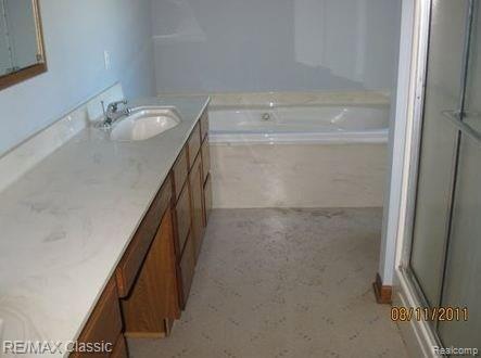 27555 West Road New Boston, MI 48164 - Photo 2 of 8 bath