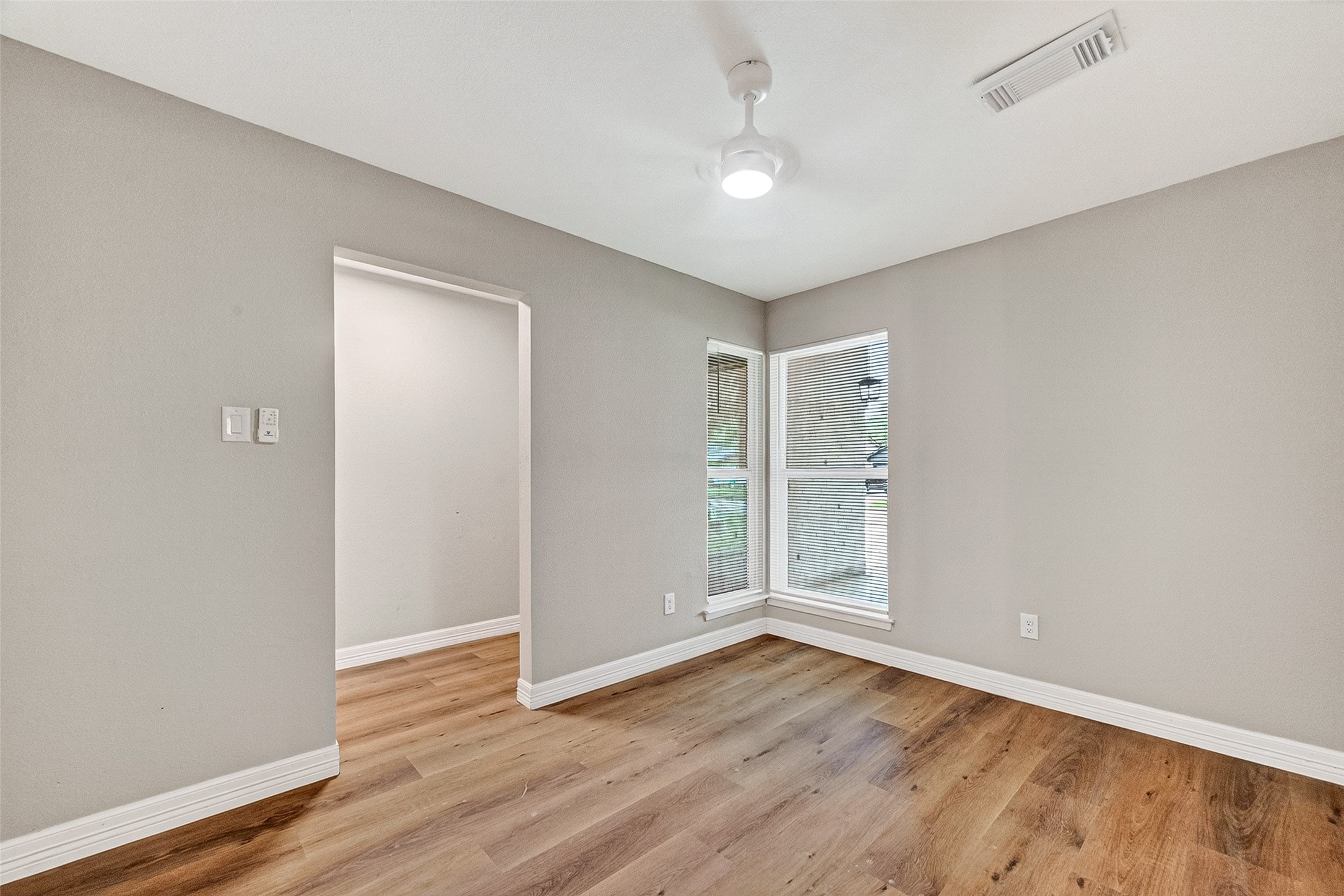 9723 Ebb Street Houston, TX 77089 - Photo 8 of 20 Extra room in the front of the home could be office or formal dining.