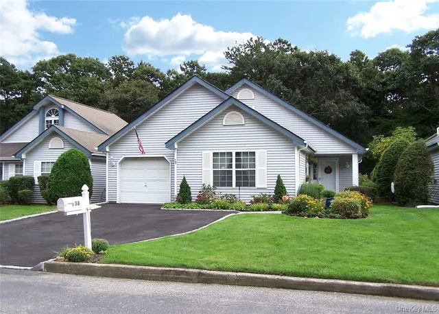$459,000 | 38 Huntingdale Way, Middle Island, NY 11953