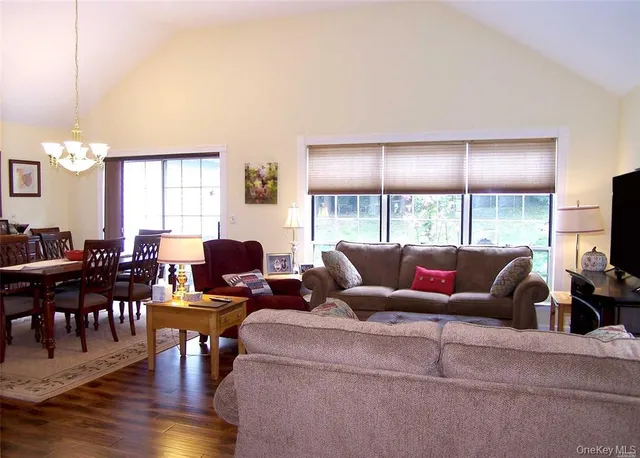 $459,000 | 38 Huntingdale Way, Middle Island, NY 11953