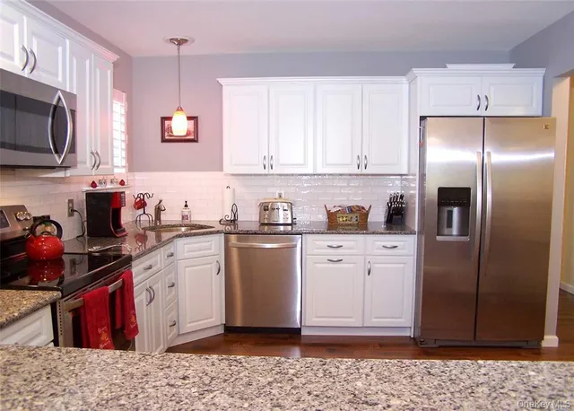 $459,000 | 38 Huntingdale Way, Middle Island, NY 11953