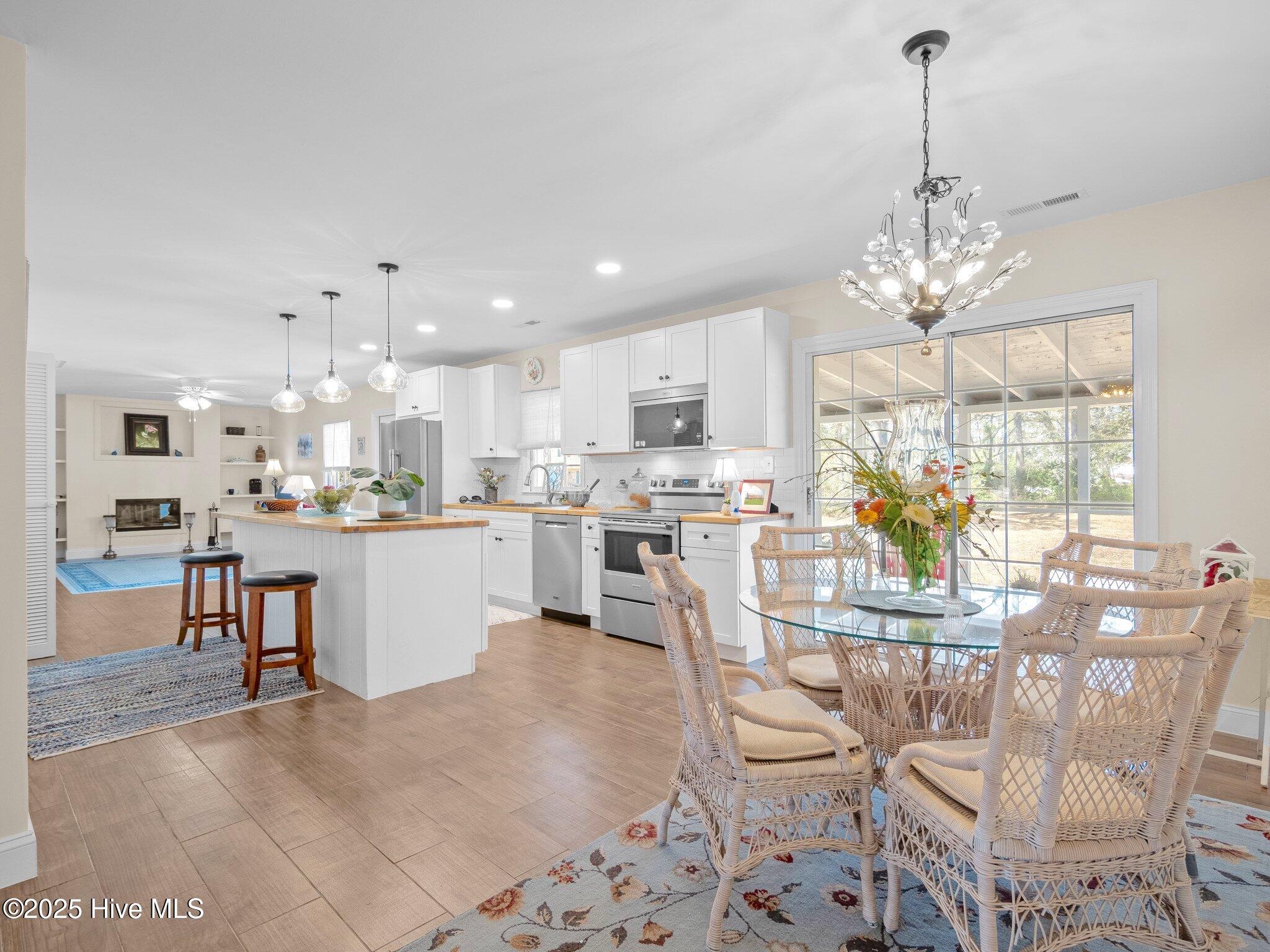 4112 Country Club Road Morehead City, NC 28557 - Photo 7 of 53 Dining/Kitchen/Den