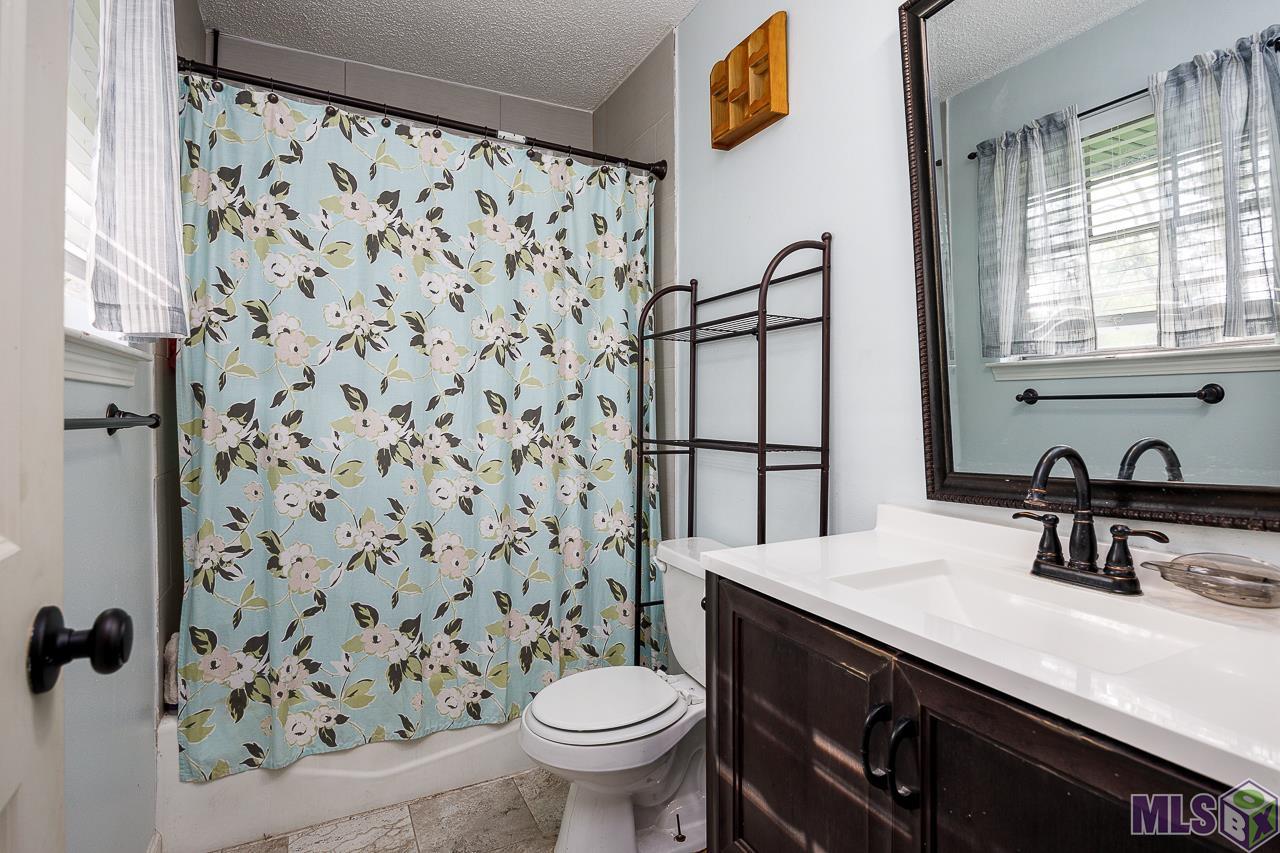 11070 Martin Road Gonzales, LA 70737 - Photo 10 of 18 Primary Bathroom