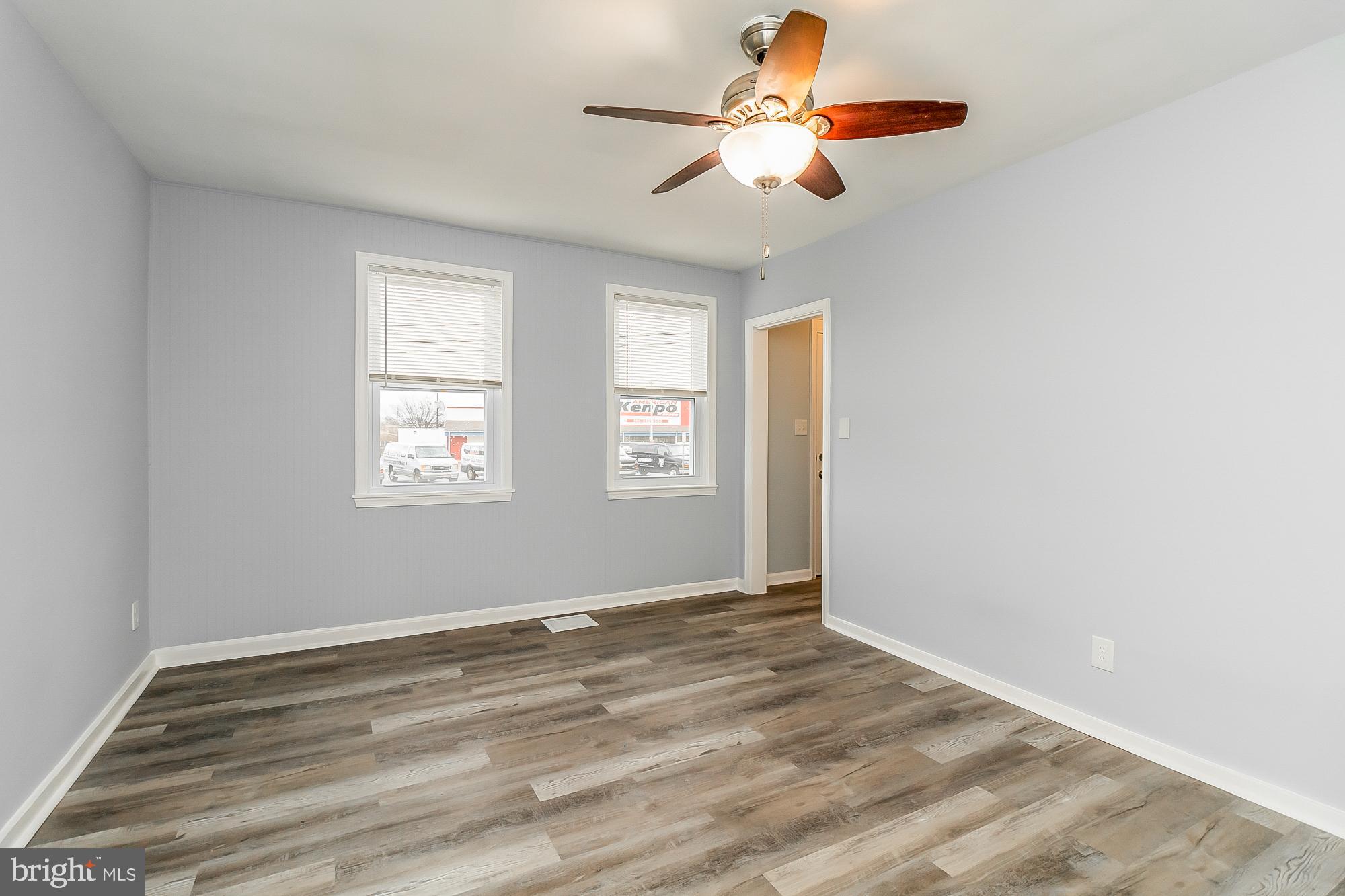 2928 Sollers Point Road Dundalk, MD 21222 - Photo 10 of 41 Living room