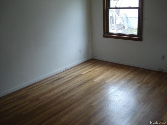 391 Exmoor Road Waterford, MI 48328 - Photo 8 of 9 livingRm.JPG