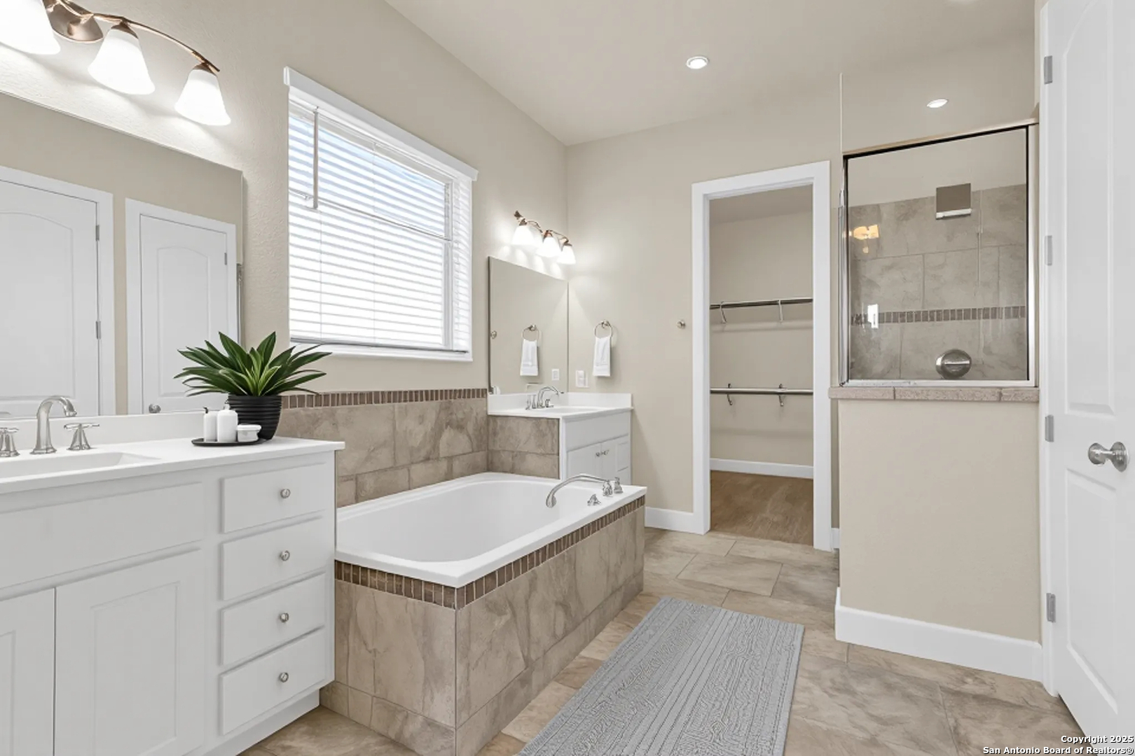 945 Foxbrook Way Cibolo, TX 78108 - Photo 11 of 20 a bathroom with a tub a sink and mirror