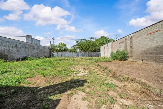 a view of a back yard