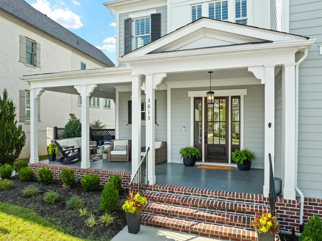 a view of entryway with livingroom