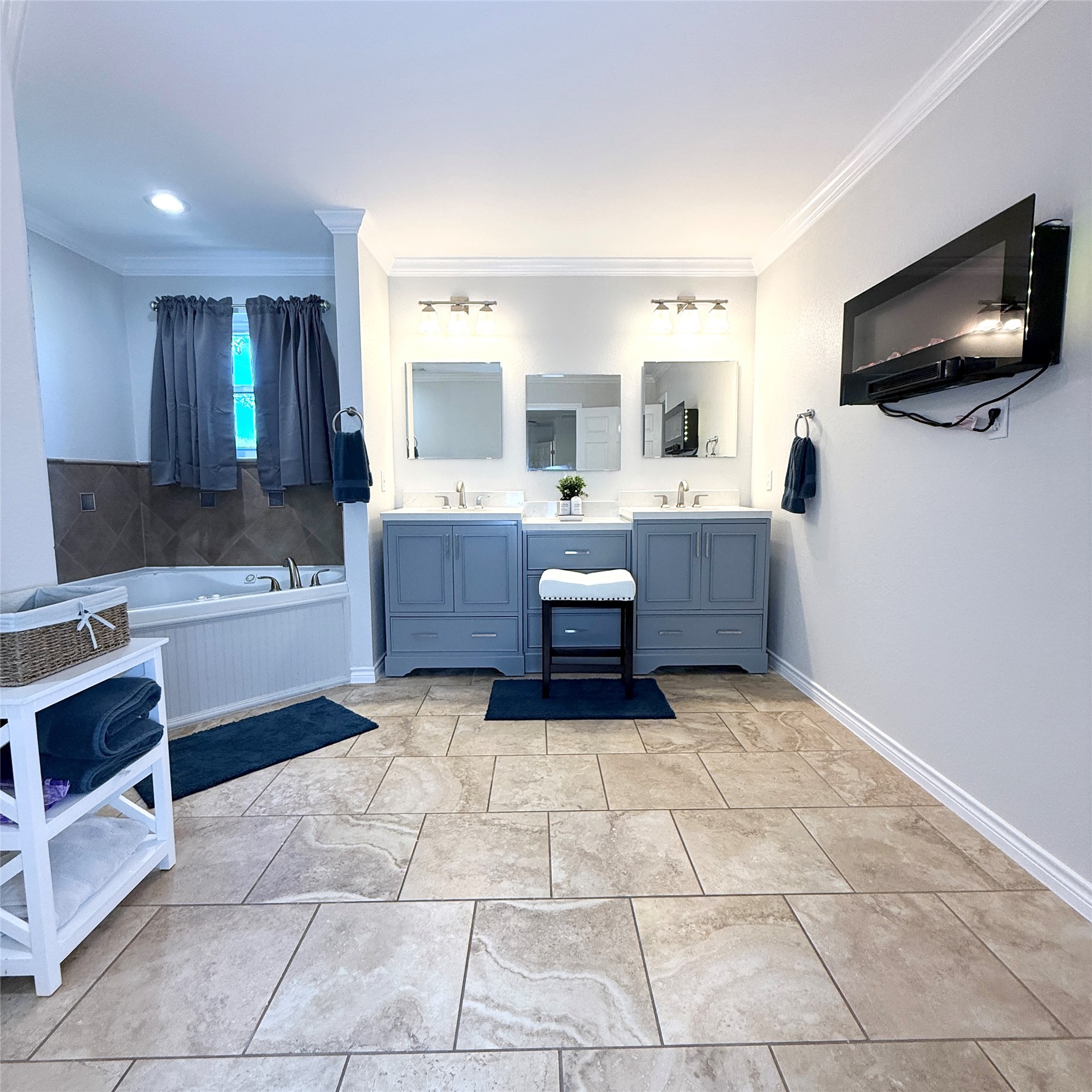 1902 Rowe Loop Pflugerville, TX 78660 - Photo 33 of 38 Guest House Bathroom with double vanity, crown molding, and a bath