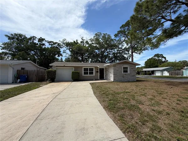 $2,200 | 5830 Commonwealth Avenue North, St. Petersburg, FL 33703