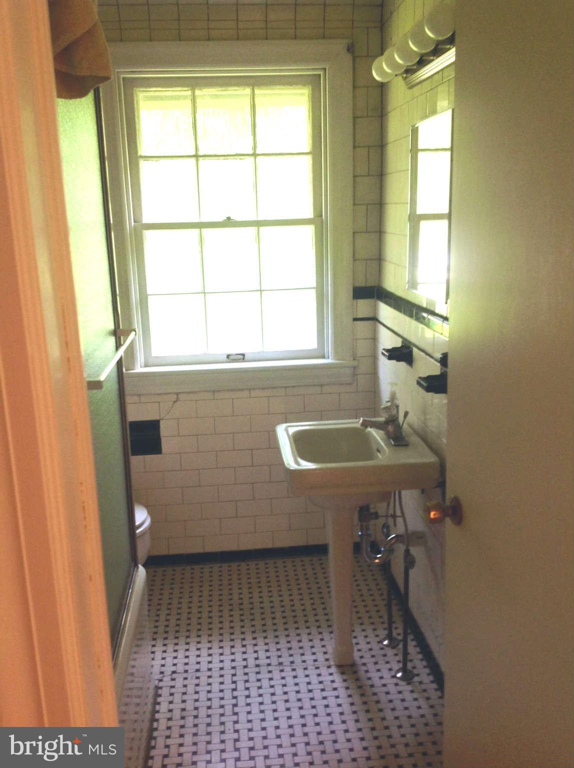 1801 Frederick Road Baltimore, MD 21228 - Photo 17 of 30 Bath