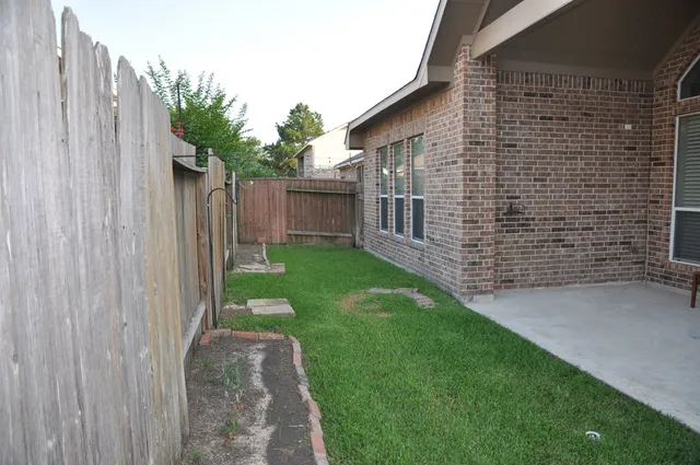 a view of a backyard with pathway