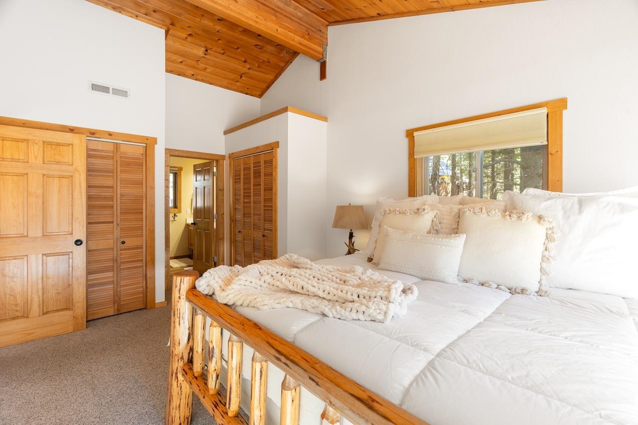 11940 Sitzmark Way Truckee, CA 96161 - Photo 18 of 28 a bedroom with a large bed and a window