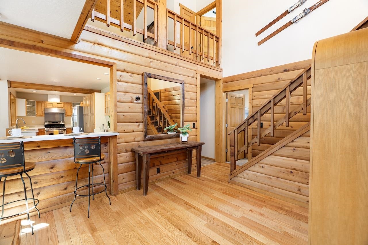 11940 Sitzmark Way Truckee, CA 96161 - Photo 4 of 28 a view of a patio with table and chairs