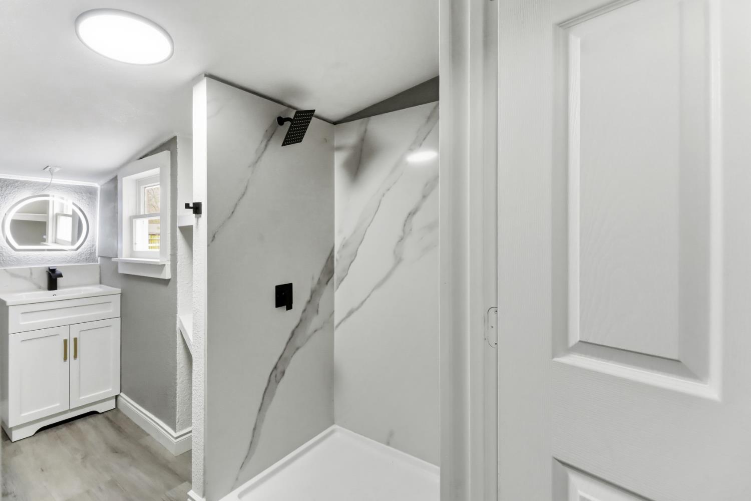 1099 Grand Avenue Olivehurst, CA 95961 - Photo 18 of 38 a view of walk in closet