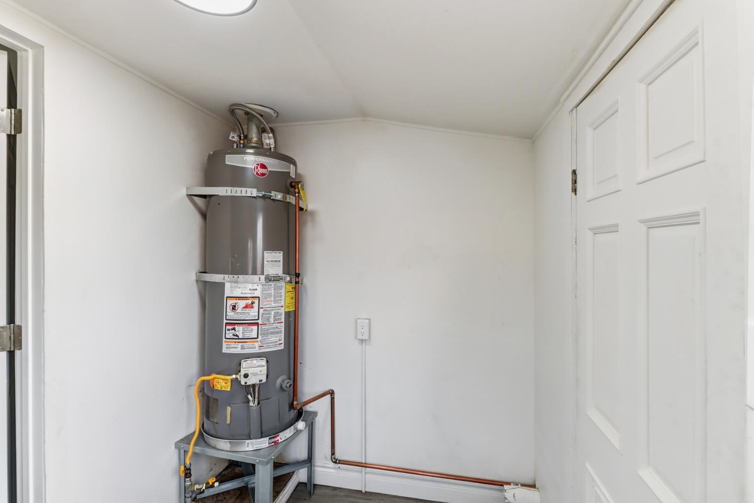 1099 Grand Avenue Olivehurst, CA 95961 - Photo 25 of 38 a view of workspace with furniture and wooden floor