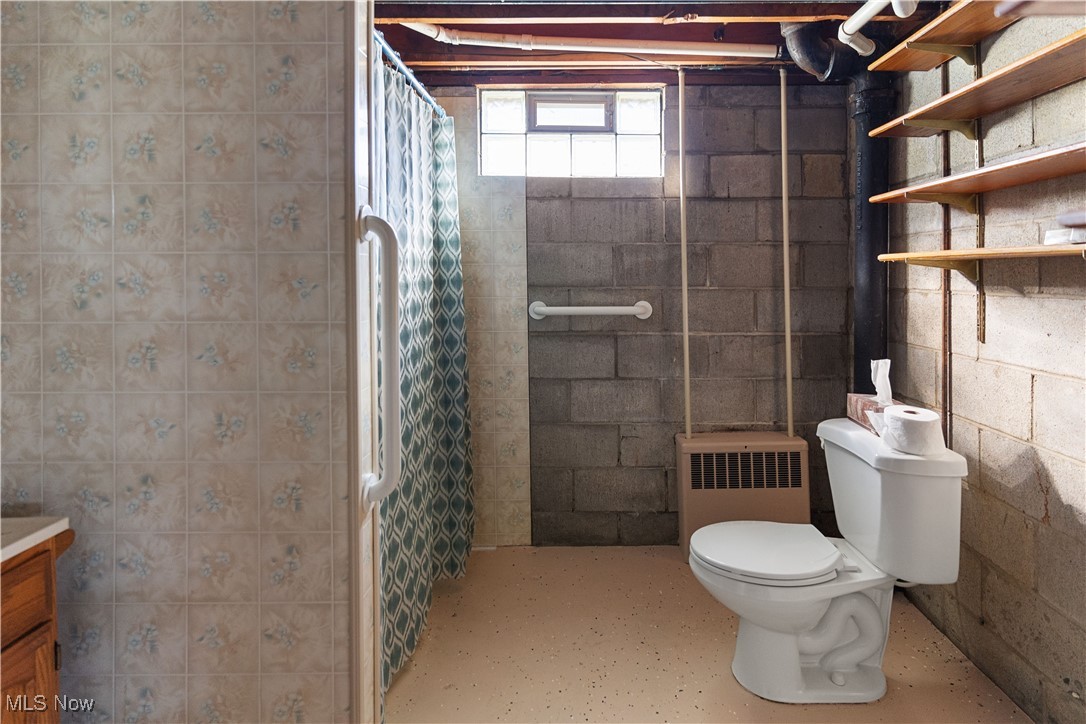 948 Carson Salt Springs Road Warren, OH 44481 - Photo 26 of 31 Bathroom with vanity, toilet, a shower with curtain, and radiator