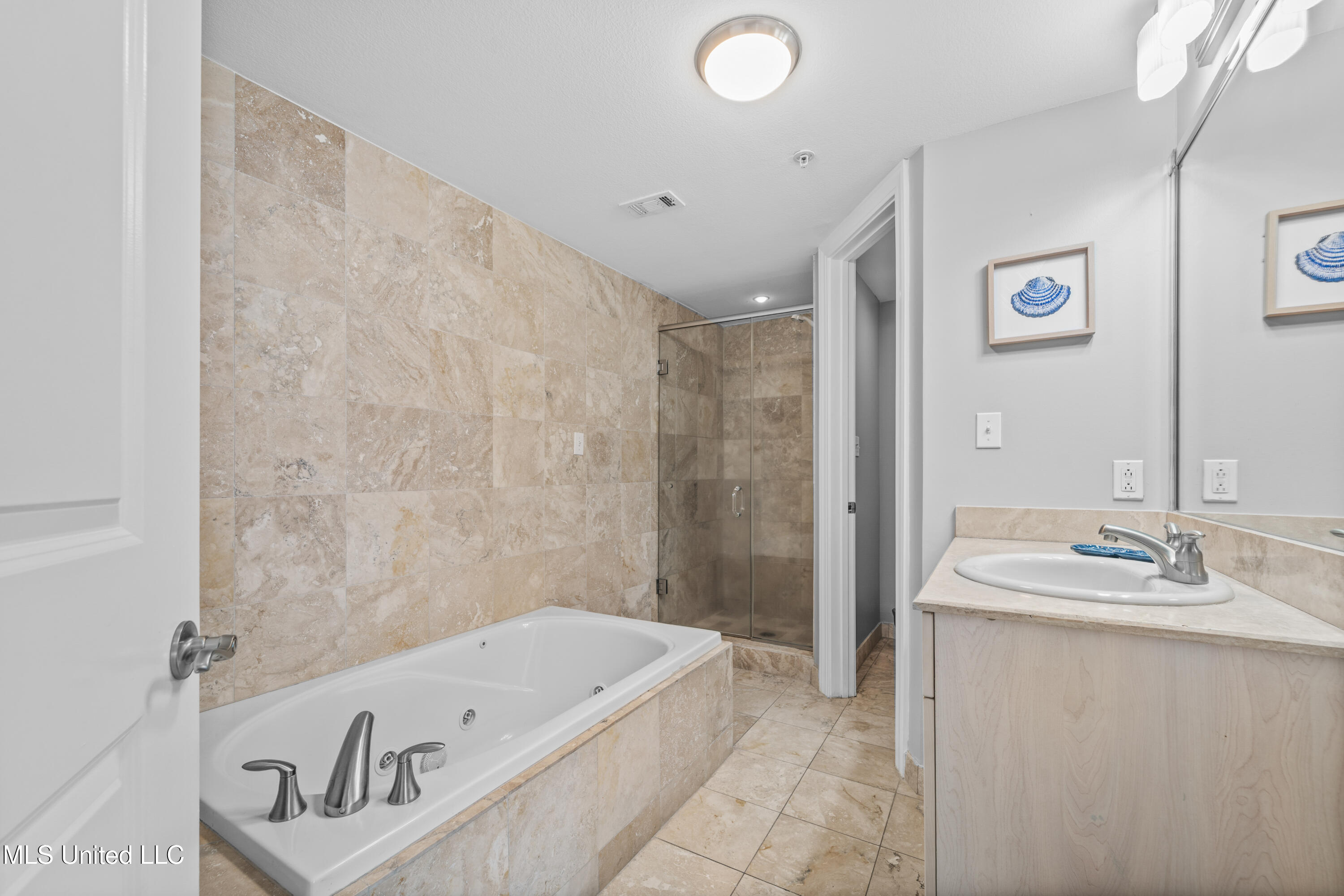 1899 Beach Boulevard, Unit 907 Biloxi, MS 39531 - Photo 13 of 17 Primary Bath