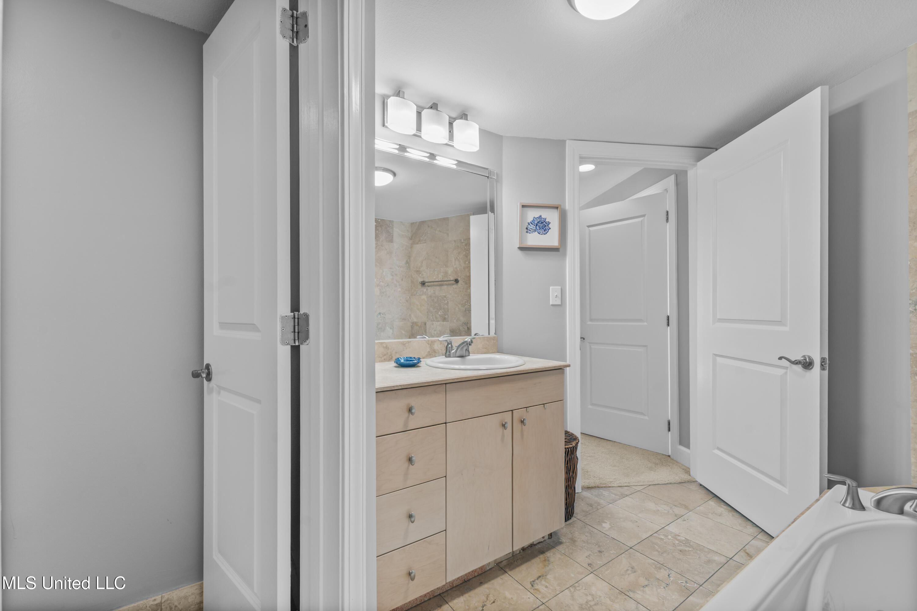 1899 Beach Boulevard, Unit 907 Biloxi, MS 39531 - Photo 14 of 17 Primary Bath