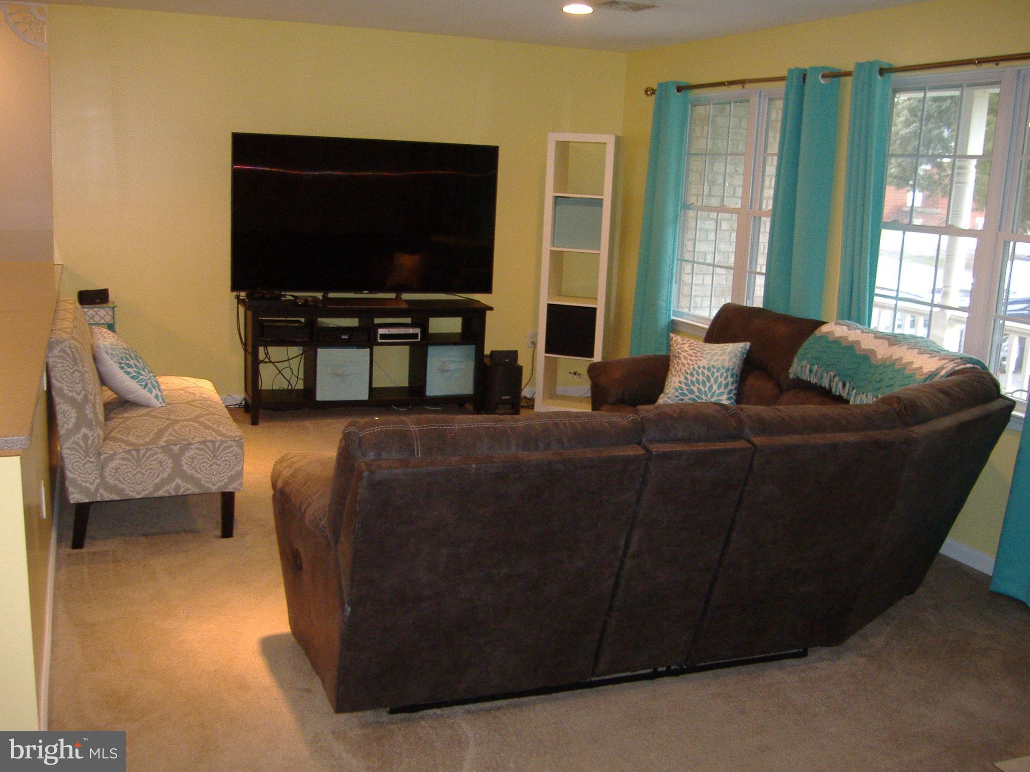 7983 Tick Neck Road Pasadena, MD 21122 - Photo 5 of 12 Interior (General)