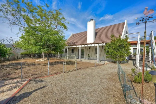 a view of a house with backyard