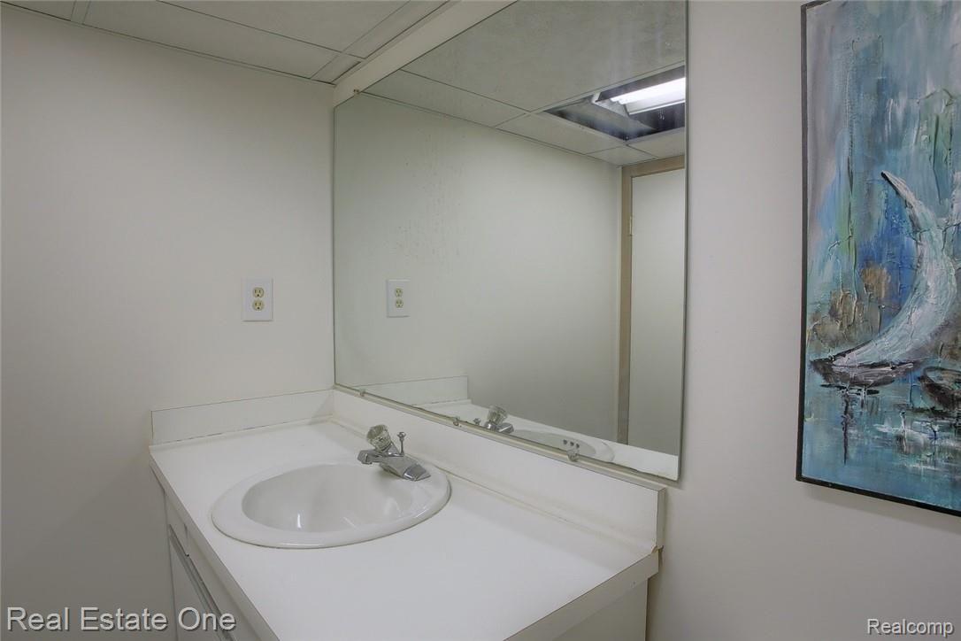 5216 Rector Court Bloomfield Hills, MI 48302 - Photo 32 of 42 36-Finished Lower Level Half Bath.jpg