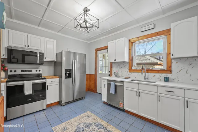 $279,999 | 20 Greenway Street, Pittsfield, MA 01201