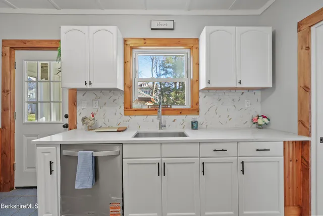 $279,999 | 20 Greenway Street, Pittsfield, MA 01201