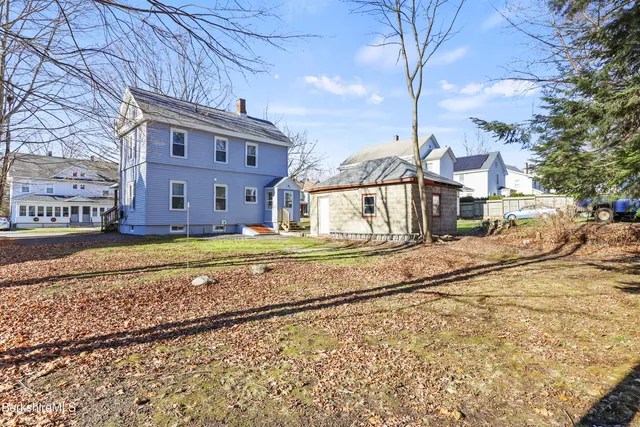a view of a livingroom and dining room