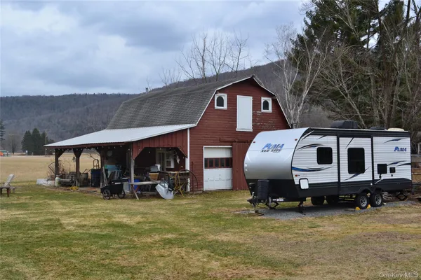 a view of a back yard