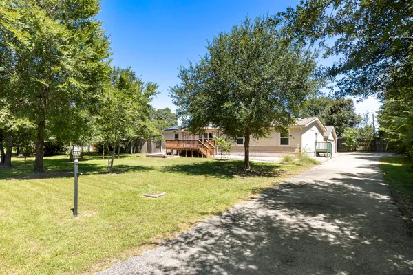 a view of a yard with a house
